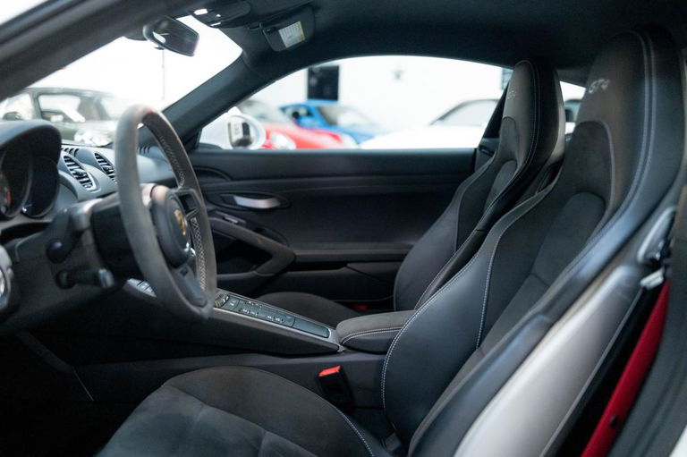 Porsche 718 Cayman GT4