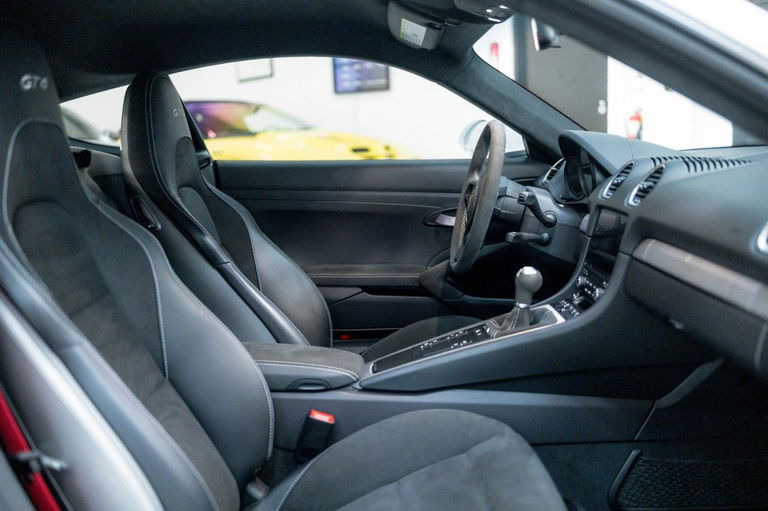 Porsche 718 Cayman GT4