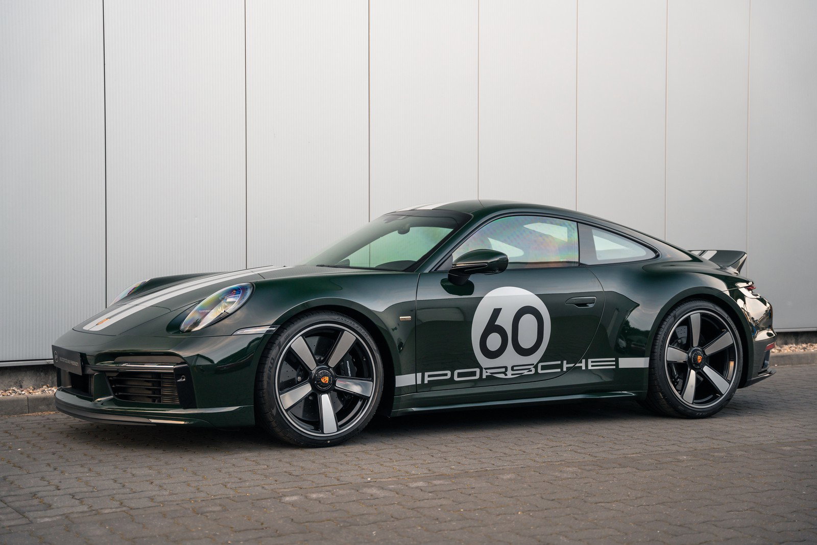 1106 バリー トレスポ ボディバッグ ロゴプレート レザー カーキ Porsche 992 Sport Classic 2023 - elferspot.com - Marketplace for