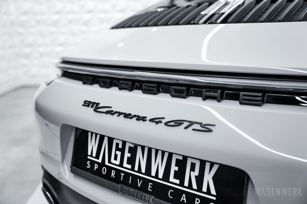 Porsche 992 Carrera 4 GTS