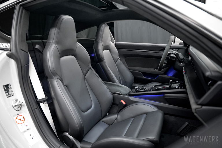 Porsche 992 Carrera 4 GTS