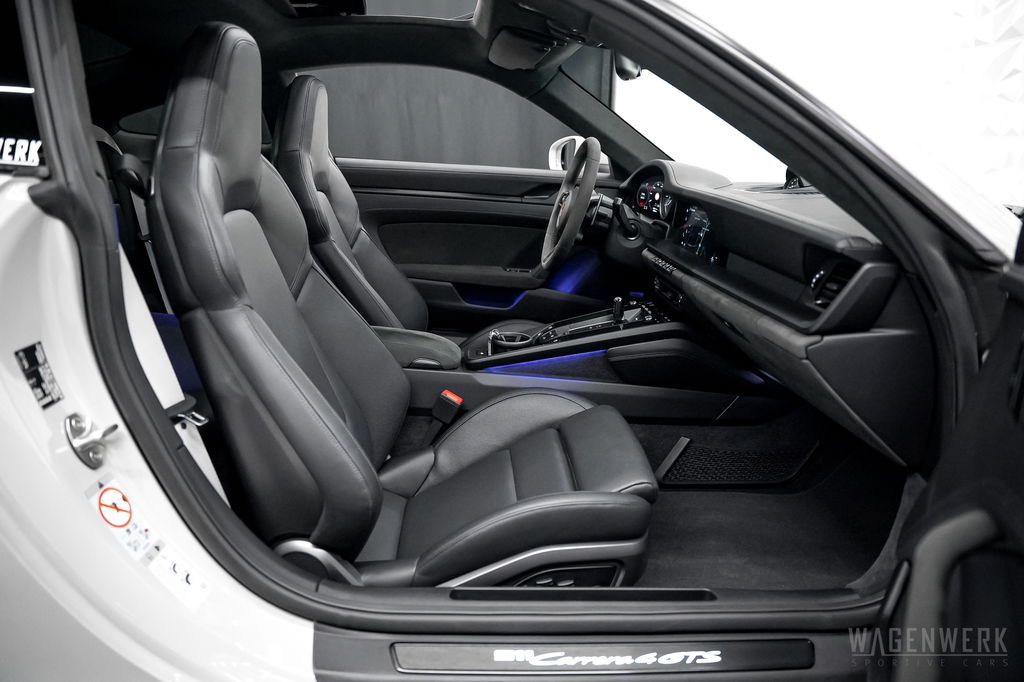 Porsche 992 Carrera 4 GTS