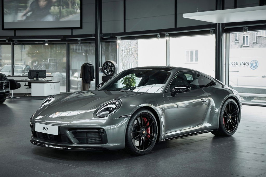 Porsche 992 Carrera 4 GTS