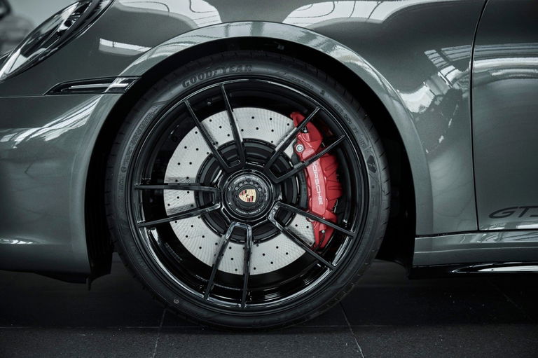 Porsche 992 Carrera 4 GTS