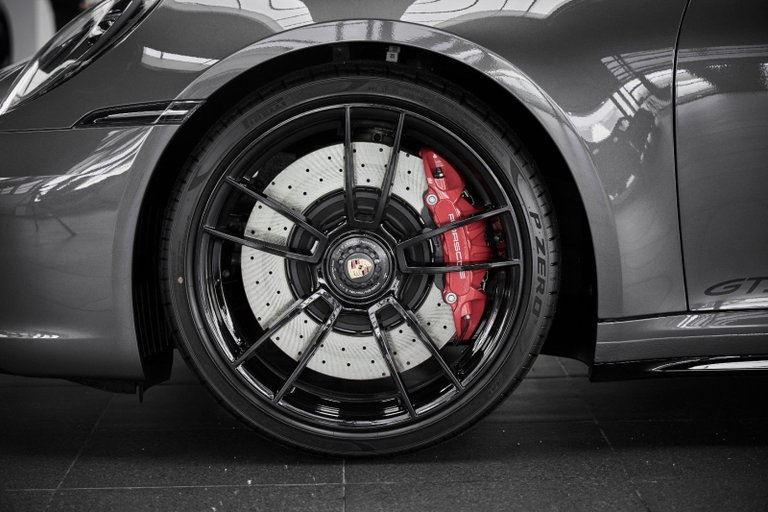 Porsche 992 Carrera 4 GTS