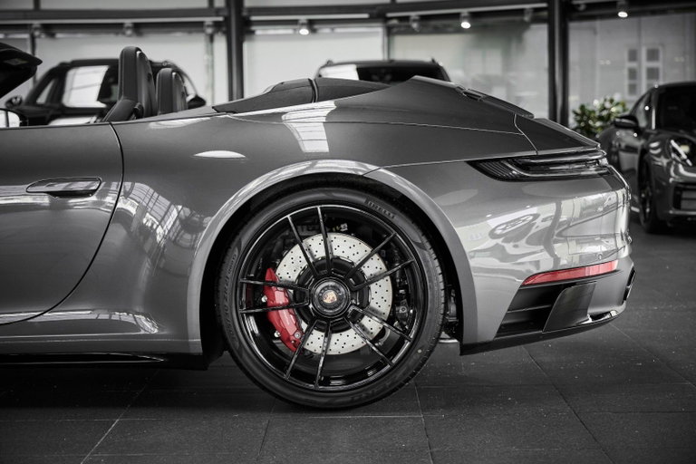 Porsche 992 Carrera 4 GTS