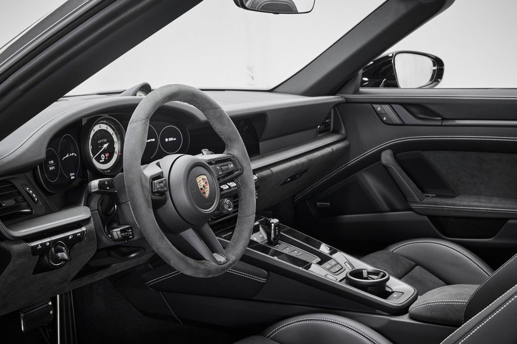 Porsche 992 Carrera 4 GTS