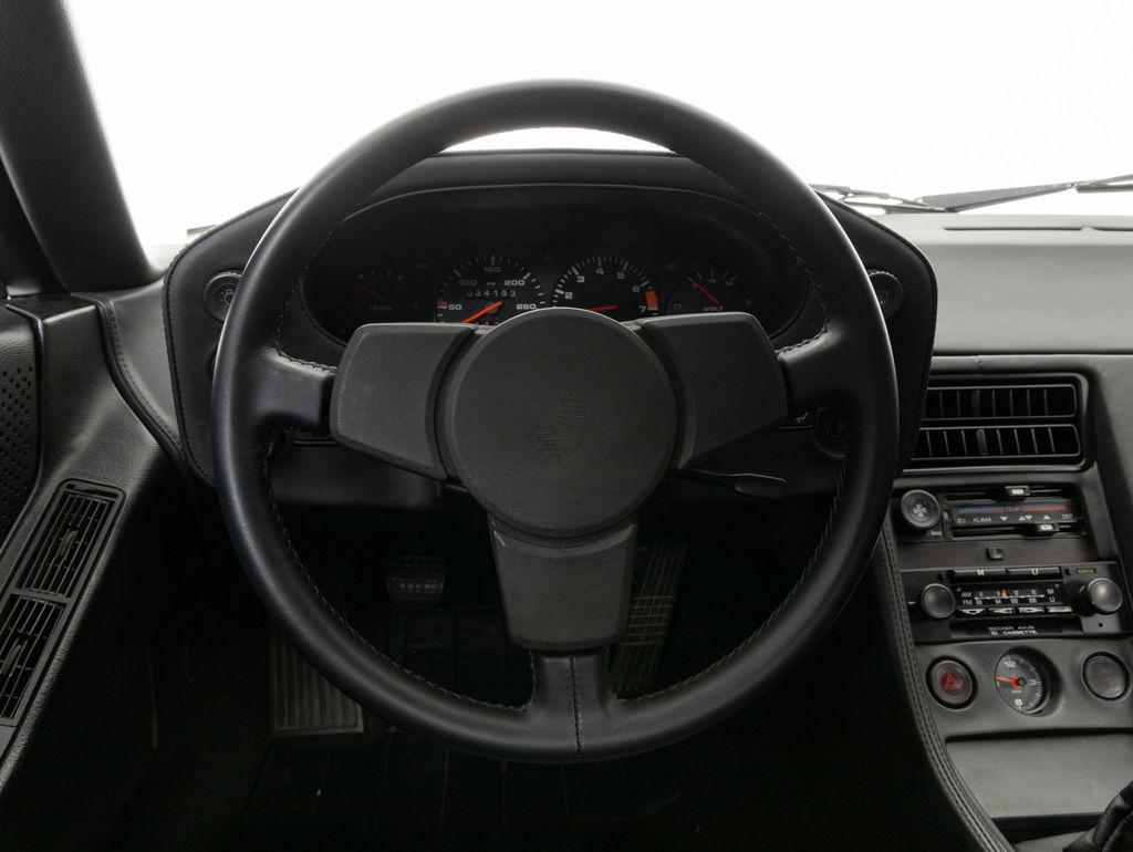 Porsche 928