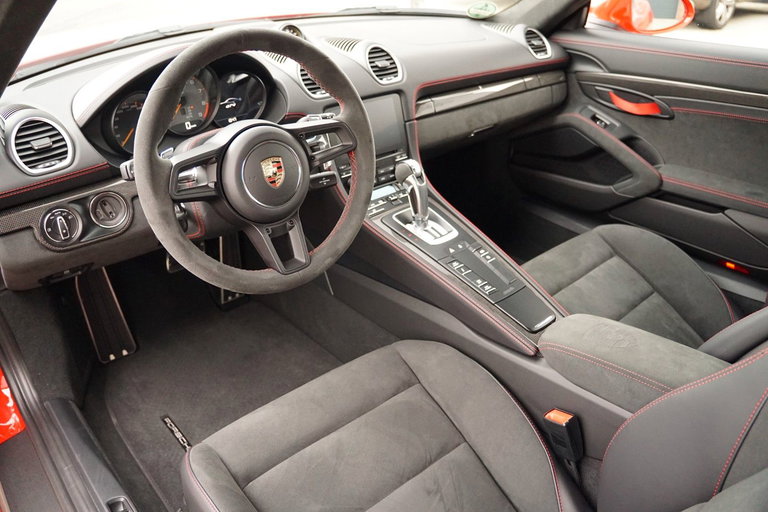 Porsche 718 Cayman GT4