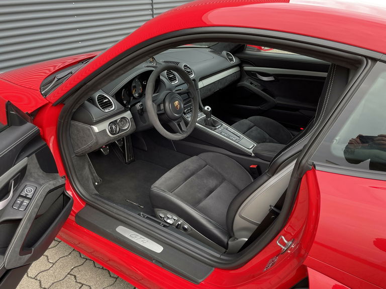Porsche 718 Cayman GT4