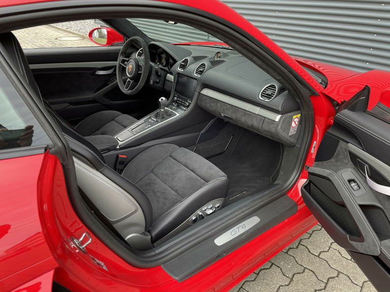 Porsche 718 Cayman GT4