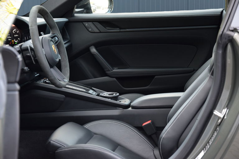 Porsche 992 Carrera 4 GTS