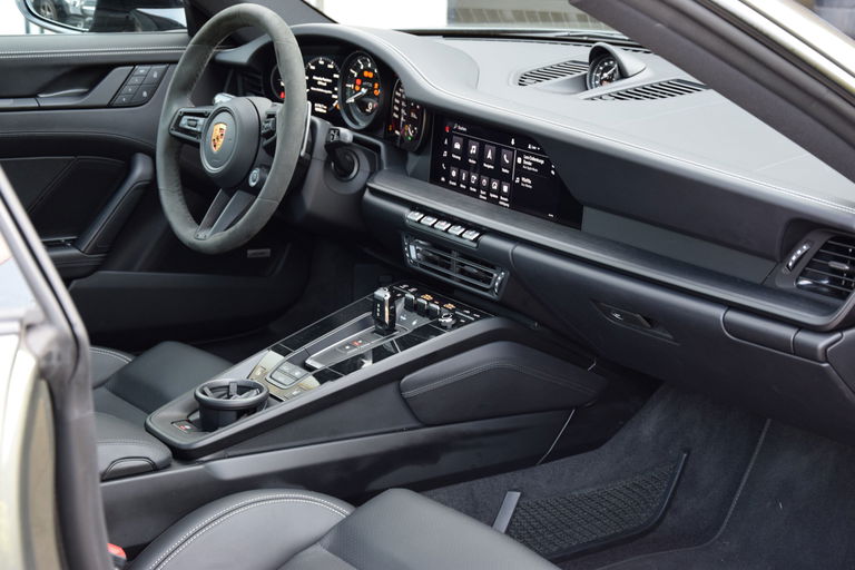 Porsche 992 Carrera 4 GTS
