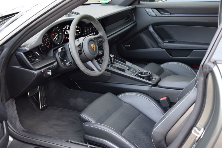 Porsche 992 Carrera 4 GTS