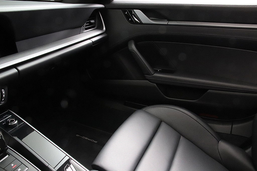 Porsche 992 Carrera 4