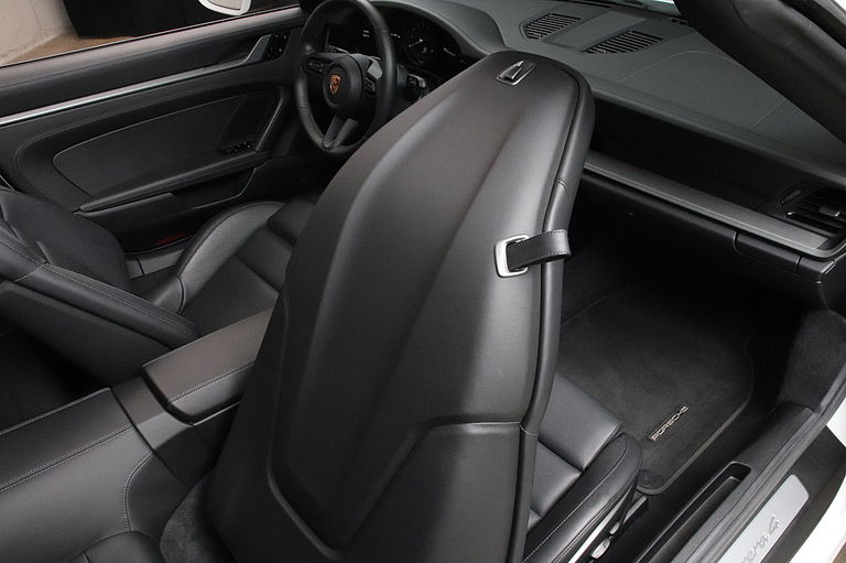 Porsche 992 Carrera 4