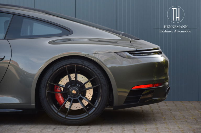 Porsche 992 Carrera 4 GTS