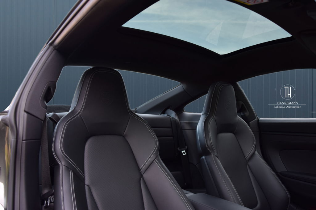 Porsche 992 Carrera 4 GTS