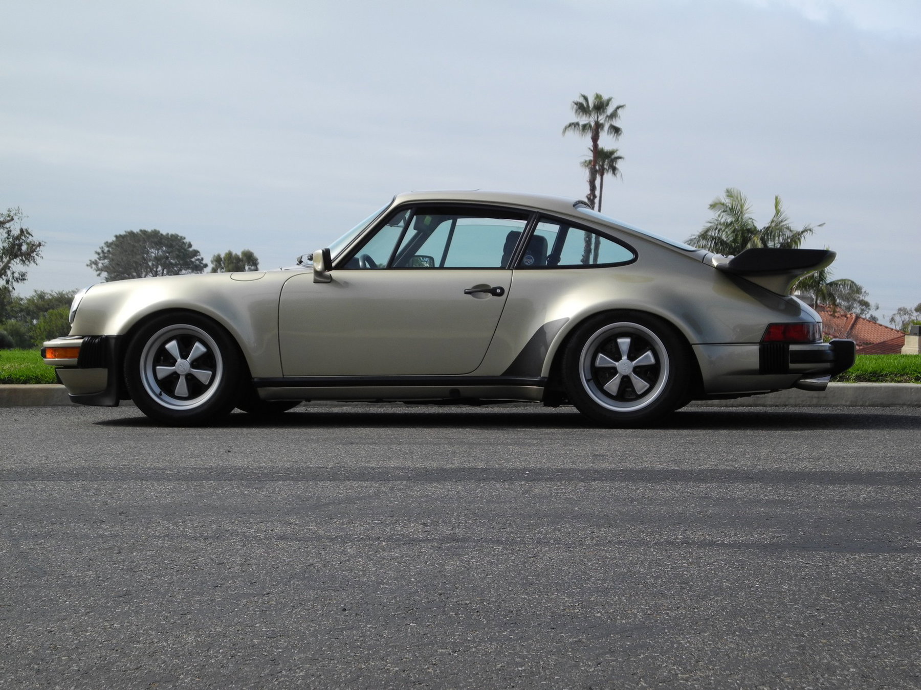 ルッケット ミニアトゥーラ/シルバーゴールド Porsche 911 Carrera 3.2 WTL 1984 - elferspot.com - Marketplace for