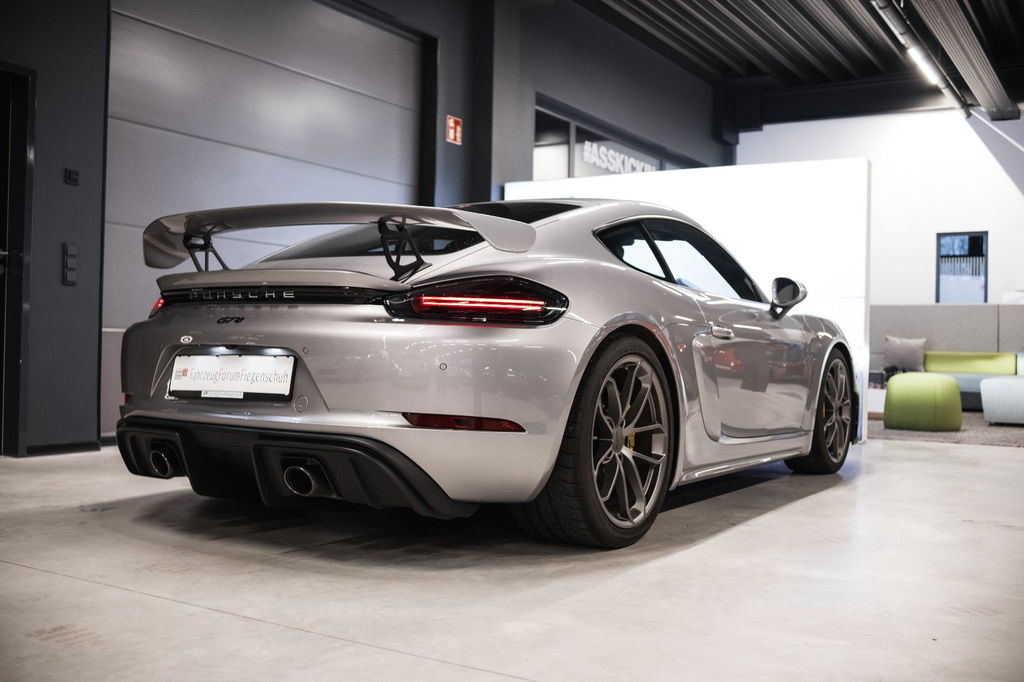 Porsche 718 Cayman GT4