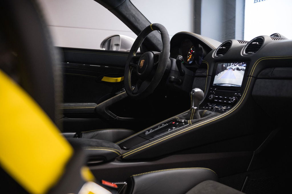Porsche 718 Cayman GT4