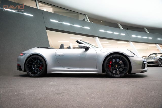 Porsche 992 Carrera 4 GTS