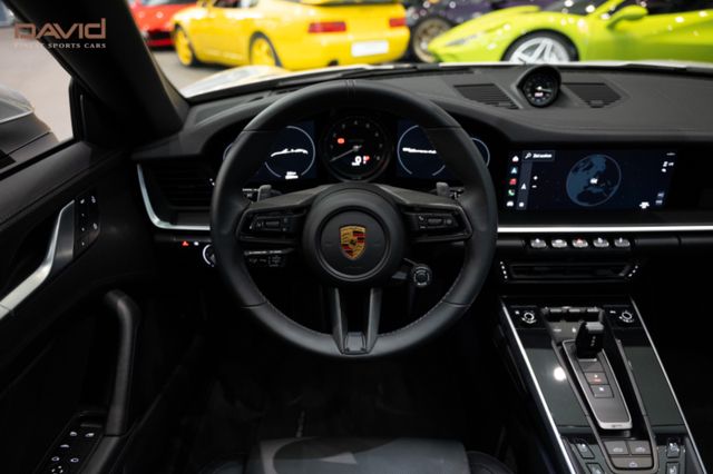 Porsche 992 Carrera 4 GTS