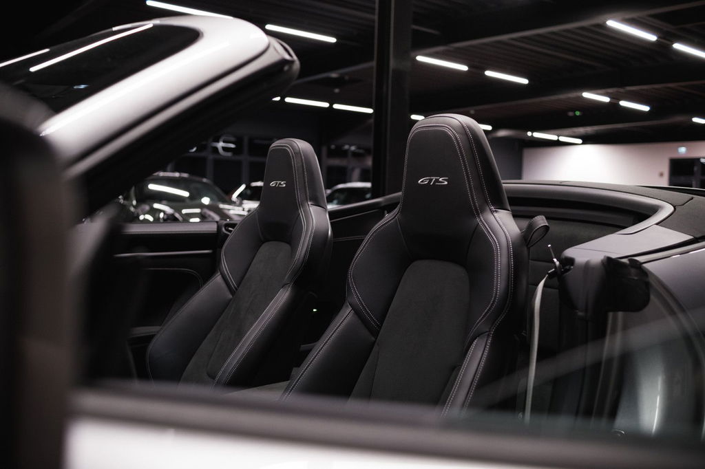 Porsche 992 Carrera 4 GTS