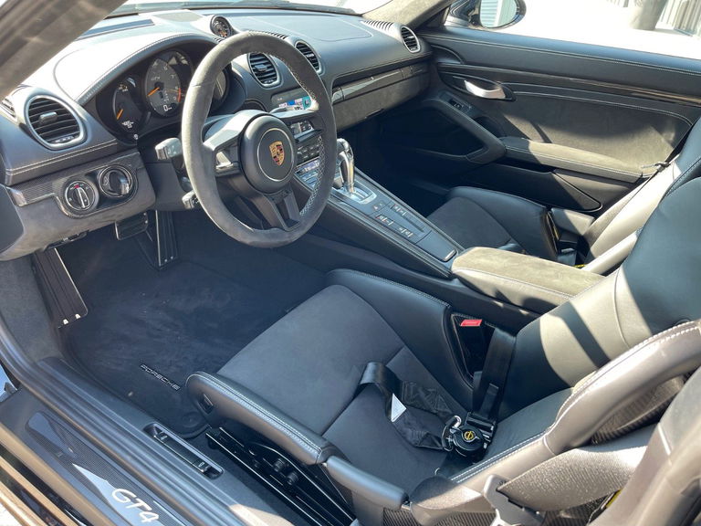 Porsche 718 Cayman GT4
