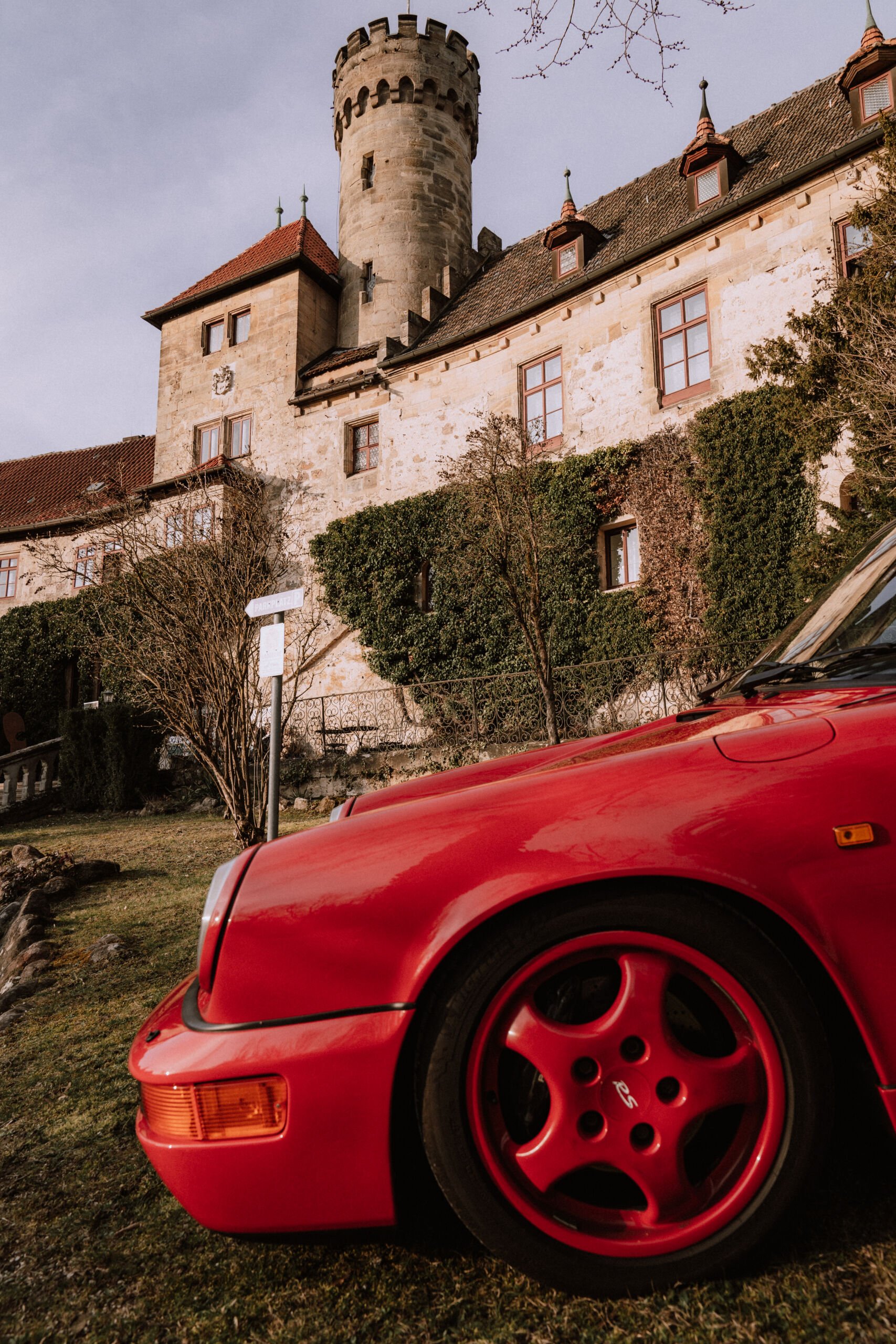 Roland Kussmauls Porsche 964 Carrera RS vor Schloss Hohenstein