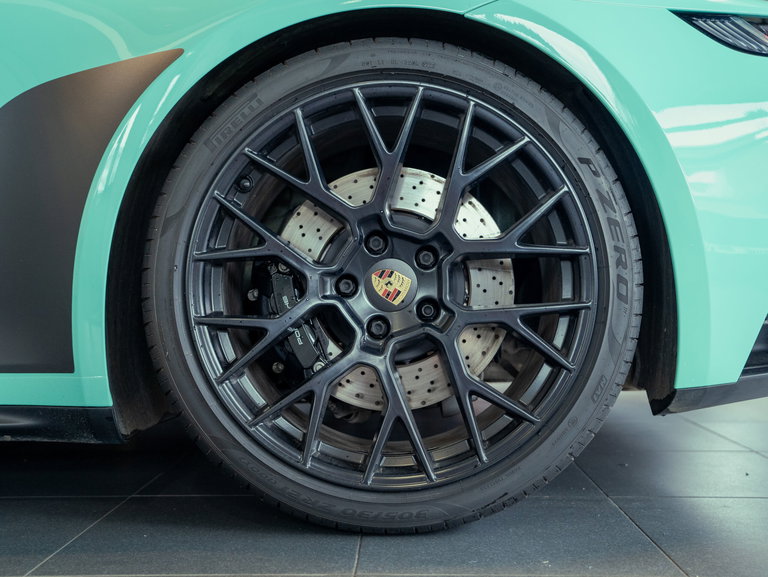 Porsche 992 Carrera 4 GTS