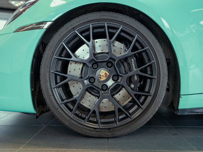 Porsche 992 Carrera 4 GTS