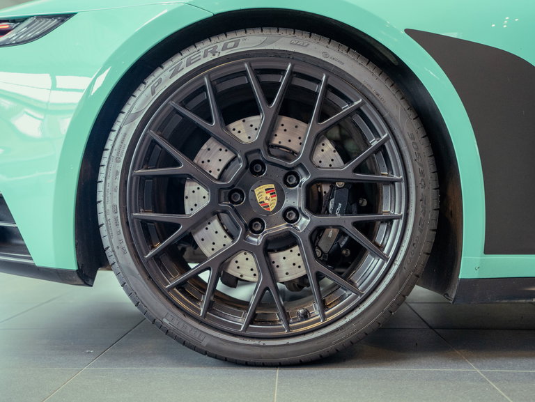 Porsche 992 Carrera 4 GTS