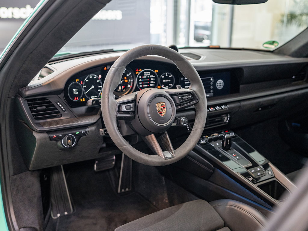Porsche 992 Carrera 4 GTS