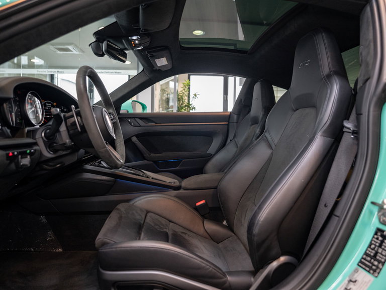 Porsche 992 Carrera 4 GTS