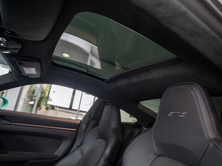 Porsche 992 Carrera 4 GTS