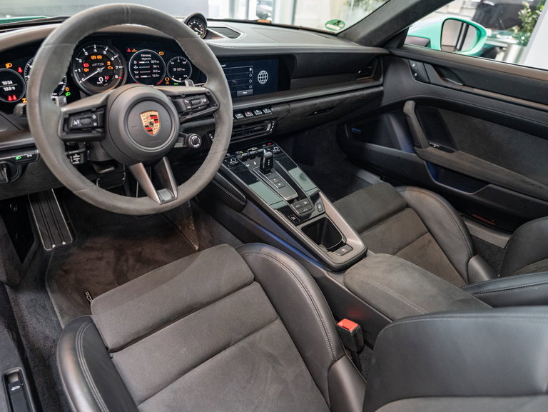 Porsche 992 Carrera 4 GTS