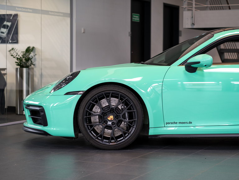 Porsche 992 Carrera 4 GTS