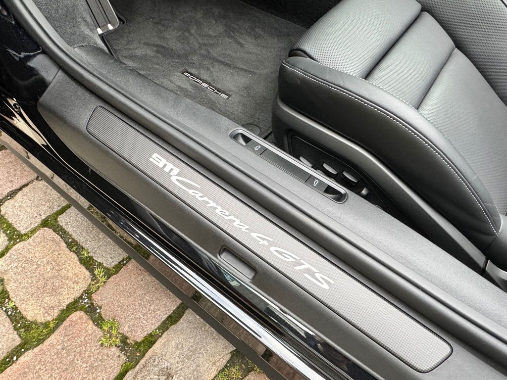 Porsche 992 Carrera 4 GTS