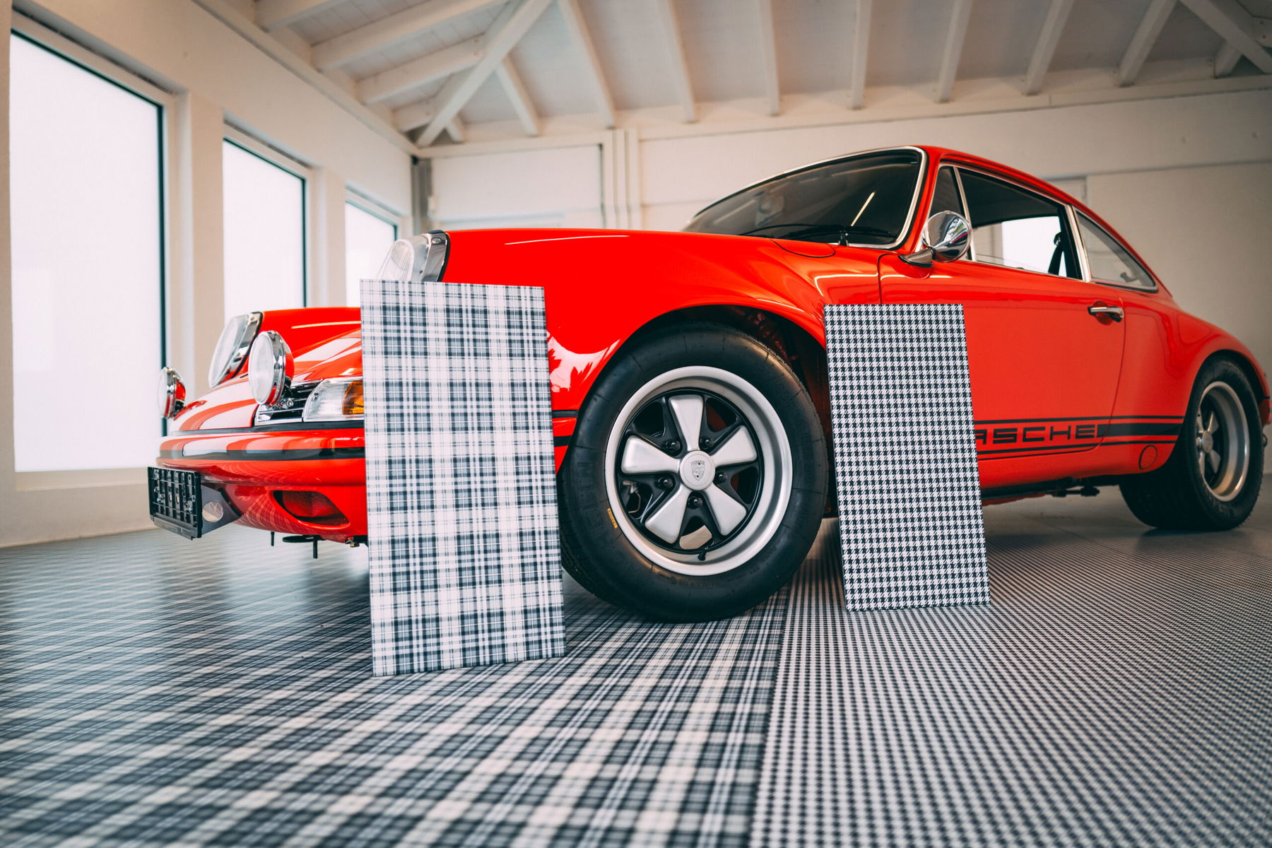 elferfloor tartan and Pepita design floor in front of Porsche 911 S