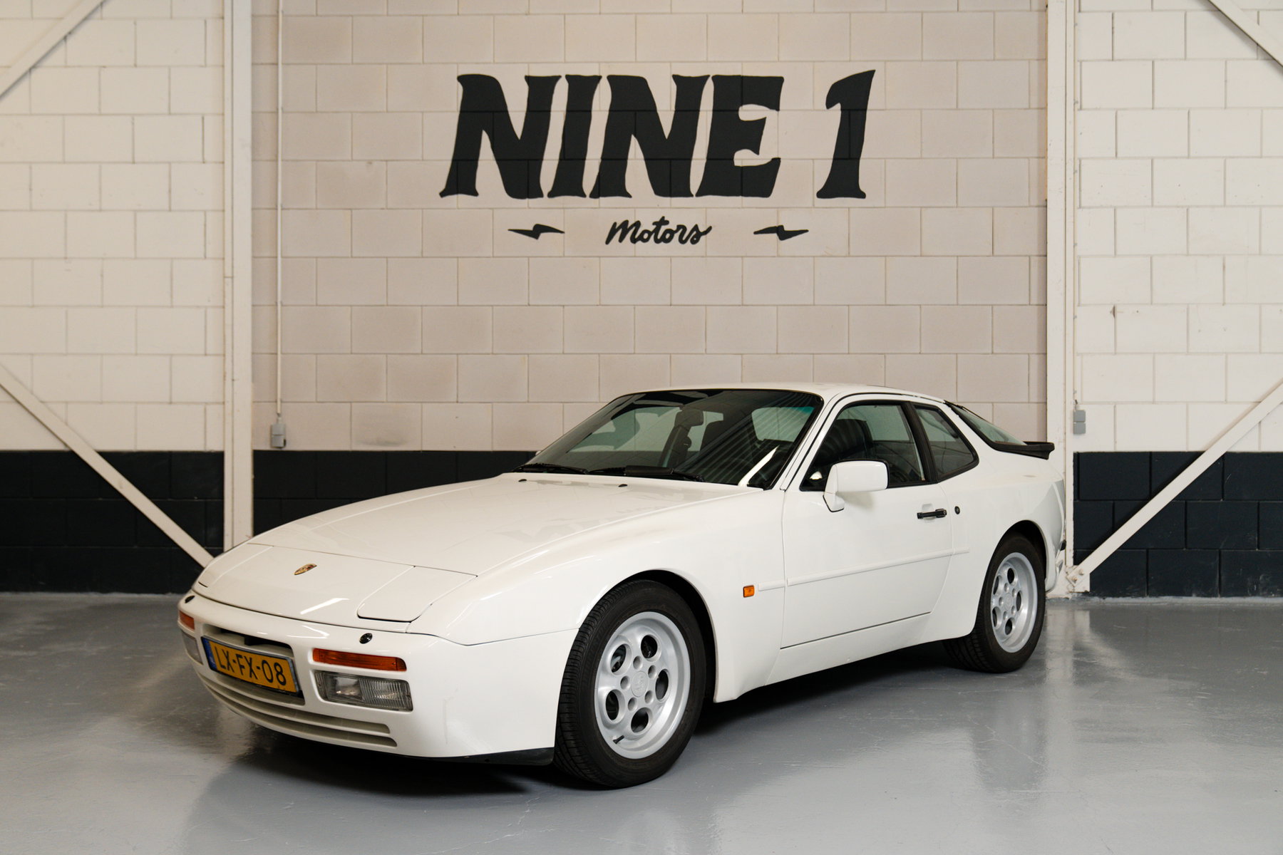  ポルカドット サテンジャージ　 Lサイズ　ホワイト Porsche 944 Turbo Coupé 1985 - elferspot.com - Marketplace for