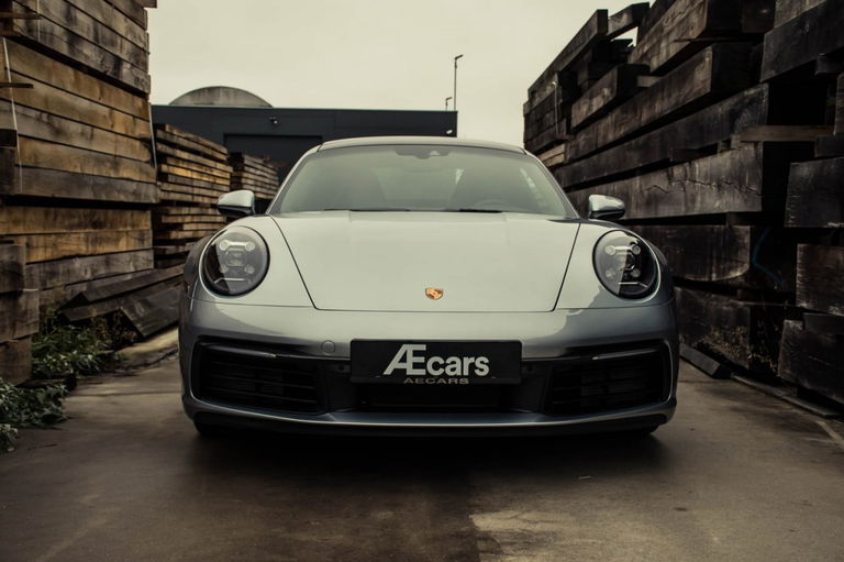Porsche 992 Carrera 4