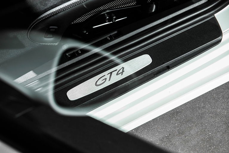 Porsche 718 Cayman GT4