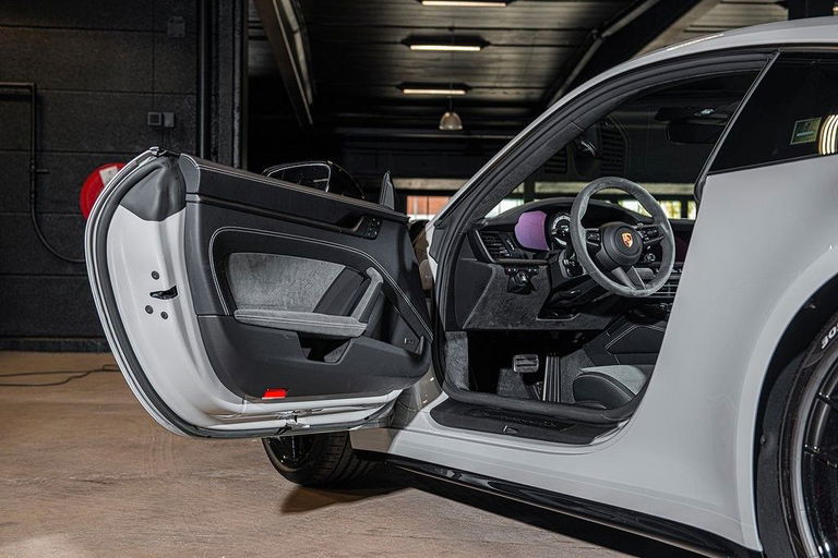 Porsche 992 Carrera 4 GTS