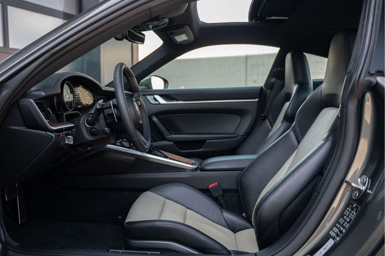 Porsche 992 Carrera 4