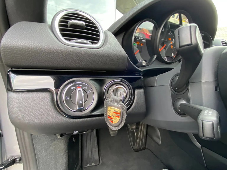 Porsche 718 Cayman T