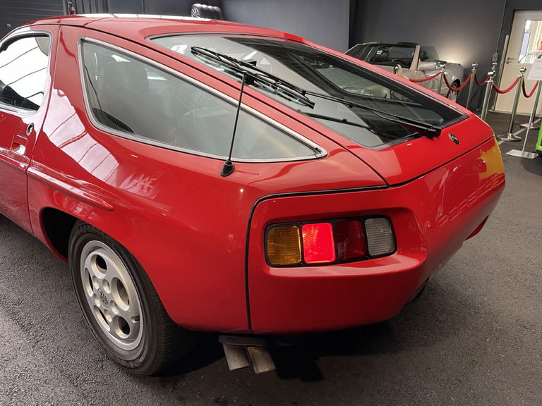 Porsche 928