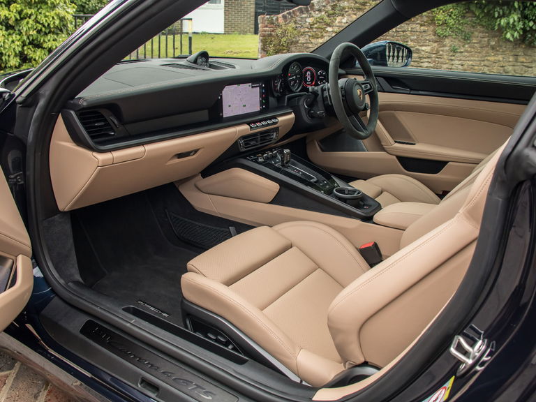 Porsche 992 Carrera 4 GTS