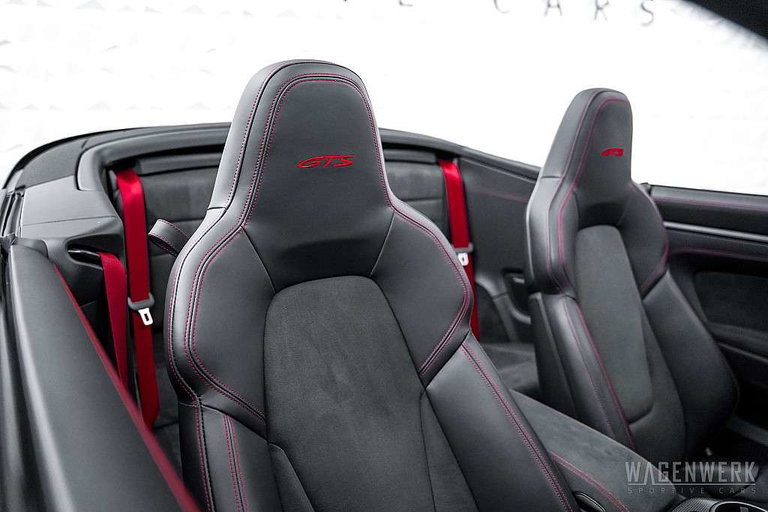 Porsche 992 Carrera 4 GTS