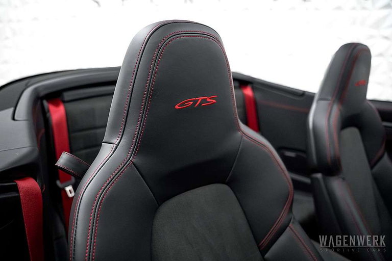 Porsche 992 Carrera 4 GTS